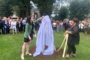 Súsošie odhaľuje Jozefínina vnučka Joelle Sklaar (vľavo) s primátorkou Magdalénou Zmarzlákovou.