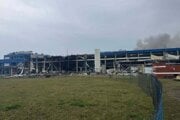 Mukačevská fabrika po zásahu ruskou raketou.