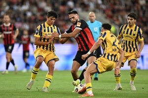 Stefan Škrbo v súboji s hráčmi Dunajskej Stredy
