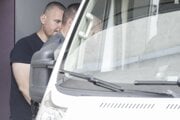 Daniel Bombic odchádza v sprievode justičnej stráže zo súdneho pojednávania z budovy Špecializovaného trestného súdu (ŠTS) v Pezinku po vypočutí rozhodnutia o predĺžení väzby 15. júla 2025.