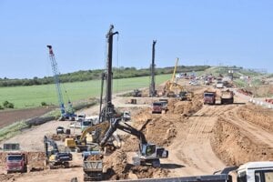 Maďari spojili Košice s Bratislavou, diaľnica sa prepadla, je rok a pol neprejazdná