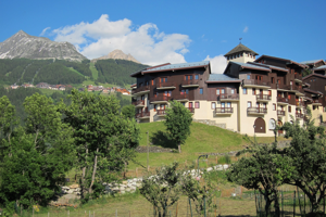 Apartmánový dom v alpskej dedinke Montchavin. V pozadí vrchy Aiguille Grive (vľavo) a Aiguille Rousse (vpravo). (zdroj: WIKIMEDIA/CC/Henk Monster)
