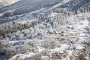 V malej alpskej dedine Montchavin skúmali ohnisko neurodegeneratívneho ochorenia, ktoré spôsobuje oslabenie svalov, problémy s dýchaním, hovorením a rozprávaním. 