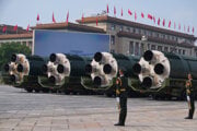 Medzikontinentálne strategické jadrové strely DF-5C na vojenskej prehliadke v Pekingu.