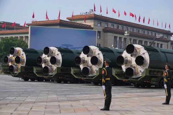 Medzikontinentálne strategické jadrové strely DF-5C na vojenskej prehliadke v Pekingu.