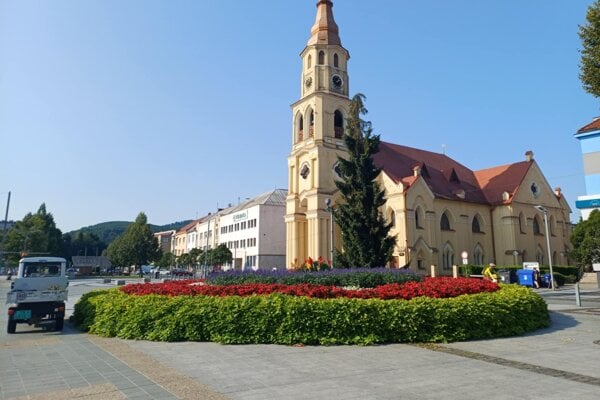Zvolenská fontána sa zmenila na kvetinový záhon pred viac ako rokom. 