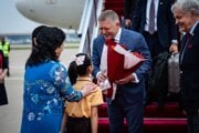 V prvý školský deň sa Robert Fico nezdravil so slovenkými školákmi, prijímal kyticu od čínskeho dievčatka na červenom koberci v Pekingu.