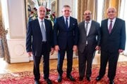 Naľavo J. Banáš, napravo od premiéra ďalší dvaja laureáti. 