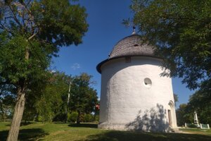 Románska rotunda v Bíni.