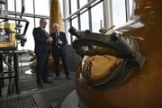 Britský premiér Keir Starmer (vľavo) a Tim Morrison, šéf liehovaru Clydeside Distillery  v škótskom Glasgowe.