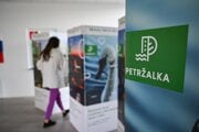 Volička vo volebnej miestnosti počas volieb do orgánov samosprávy obcí v Petržalke.