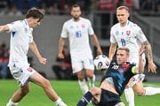 Ondrej Duda (Slovensko), Laurent Jans (Luxembursko) a Leo Sauer (Slovensko) počas zápasu A-skupiny európskej kvalifikácie MS 2026 vo futbale.