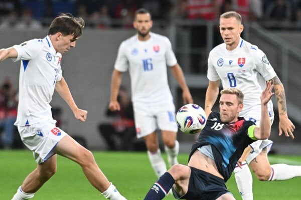 Ondrej Duda (Slovensko), Laurent Jans (Luxembursko) a Leo Sauer (Slovensko) počas zápasu A-skupiny európskej kvalifikácie MS 2026 vo futbale.