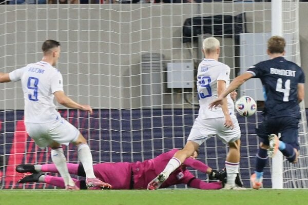 Tomáš Rigo strieľa gól v zápase Luxembursko - Slovensko v kvalifikácii MS 2026.