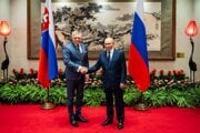 Premiér Robert Fico s ruským prezidentom Vladimirom Putinom. Stretli sa v Pekingu počas osláv konca druhej svetovej vojny v Ázii.