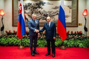 Premiér Robert Fico s ruským prezidentom Vladimirom Putinom. Stretli sa v Pekingu počas osláv konca druhej svetovej vojny v Ázii.