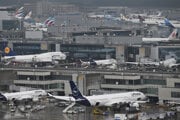 Lietadlá leteckej spoločnosti Lufthansa na letisku vo Frankfurte nad Mohanom.