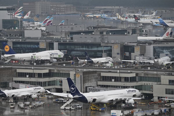 Lietadlá leteckej spoločnosti Lufthansa na letisku vo Frankfurte nad Mohanom.