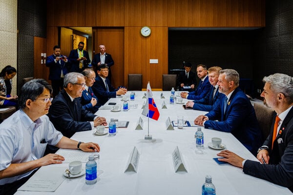 Prezident Peter Pellegrini (druhý sprava) a viceprezident obchodnej komory Keidanren Makato Takashima (druhý zľava) počas návštevy Japonska prezidentom pri príležitosti osláv Národného dňa Slovenskej republiky na svetovej výstave EXPO 2025, ktorá sa koná v Osake. 