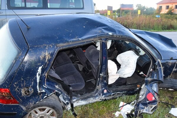 Vo Volkswagene sa viezla aj 20-ročná žena. V nemocnici zraneniam podľahla.