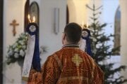 Väčšina pravoslávnych veriacich sa riadi podľa juliánskeho kalendára, ktorý je oproti gregoriánskemu posunutý o 13 dní.