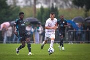 Ladislav Botló z FC Nádszeg Trstice v súboji s hráčom Slovana Bratislava Zuberuom Sharanim.
