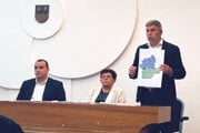 Tibor Csenger, podpredseda NSK, s mapou navrhnutého rozdelenia Levického okresu pre župné voľby. Vľavo je Pál Zachar.
