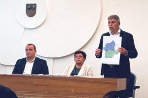 Tibor Csenger, podpredseda NSK, s mapou navrhnutého rozdelenia Levického okresu pre župné voľby. Vľavo je Pál Zachar.