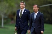 Osobitný vyslanec prezidenta Donalda Trumpa pre južnú Áziu Sergio Gor (vpravo) s ministrom financií Scottom Bessentom.