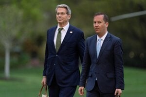 Osobitný vyslanec prezidenta Donalda Trumpa pre južnú Áziu Sergio Gor (vpravo) s ministrom financií Scottom Bessentom.