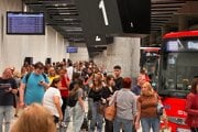 Cestujúci čakajúci na prímestské spoje sa musia tiesniť v zúžených priestoroch autobusovej stanice na bratislavských Nivách. 