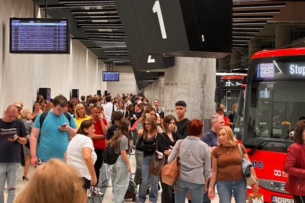 Cestujúci čakajúci na prímestské spoje sa musia tiesniť v zúžených priestoroch autobusovej stanice na bratislavských Nivách. 