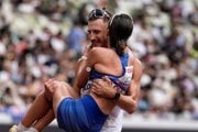 Dominik Černý gratuluje Hane Burzalovej v cieli chôdze na 35 km na MS v Tokiu.