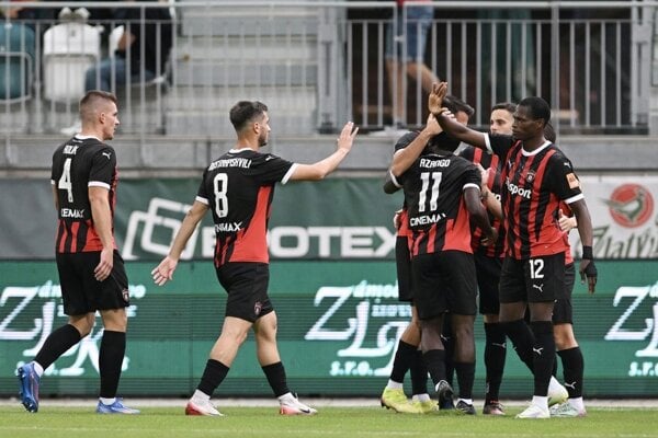 Radosť hráčov Trnavy po strelení gólu  počas zápasu 7. kola futbalovej Niké ligy medzi MFK Skalica - FC Spartak Trnava.