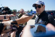 Marco Rubio odpovedá na otázky novinárov pred odletom do Izraela.