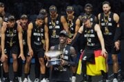 Dennis Schröder drží trofej pre majstra Európy.