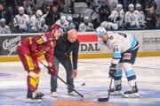 Čestné buly prvého domáceho zápasu nitrianskej storočnicovej sezóny vhodila klubová legenda Ivan Hrtús.