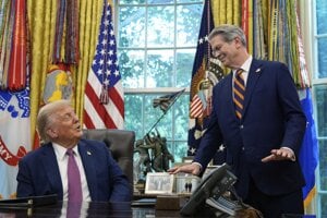 Americký minister financií Scott Bessent a prezident Donald Trump.