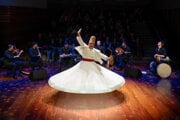 Členovia skupiny Jawa s dervišským tanečníkom Hatimom Alhamelom.