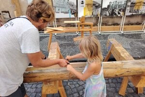 Ukážky tradičného tesárstva pre verejnosť na podujatí Nezabudnuté remeslá, aktivita z edukačného programu projektu rekonštrukcie.