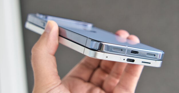 Porovnanie hrúbky s Google Pixel 10 Pro XL. (zdroj: Matúš Paculík)