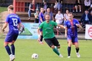 Svodín musel doma otáčať proti Kalnej. Na 1:1 vyrovnal Kornek Saláta (v zelenom).