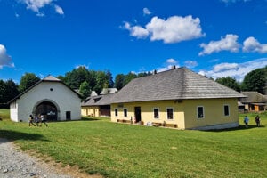 Vozáreň s hostincom/obchodom v skanzene.