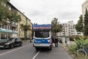 Policajti zabezpečujú oblasť okolo miesta nálezu bomby z druhej svetovej vojny v Berlíne.