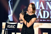 Rebeka Poláková si preberá ocenenie za ženský herecký výkon vo filmovom alebo televíznom diele za postavu Sáry vo filme Nikto ma nemá rád.