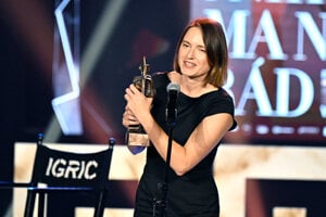 Rebeka Poláková si preberá ocenenie za ženský herecký výkon vo filmovom alebo televíznom diele za postavu Sáry vo filme Nikto ma nemá rád.