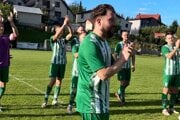 Futbalisti Oravskej Lesnej sa tešili v siedmej lige z prvého víťazstva v sezóne.
