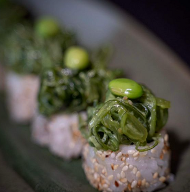 Wakame Roll so špargľou.  (zdroj: WEB/koshisushi.sk)