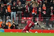 Alexander Isak oslavuje gól.