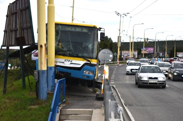 Nehoda autobusu v Košiciach. (zdroj: Korzár/Róbert Bejda)